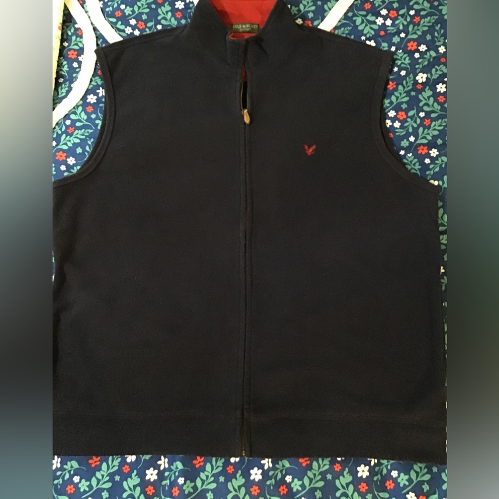 Men’s size XL Lyle & Scott sleeveless zip up warm vest navy with pockets